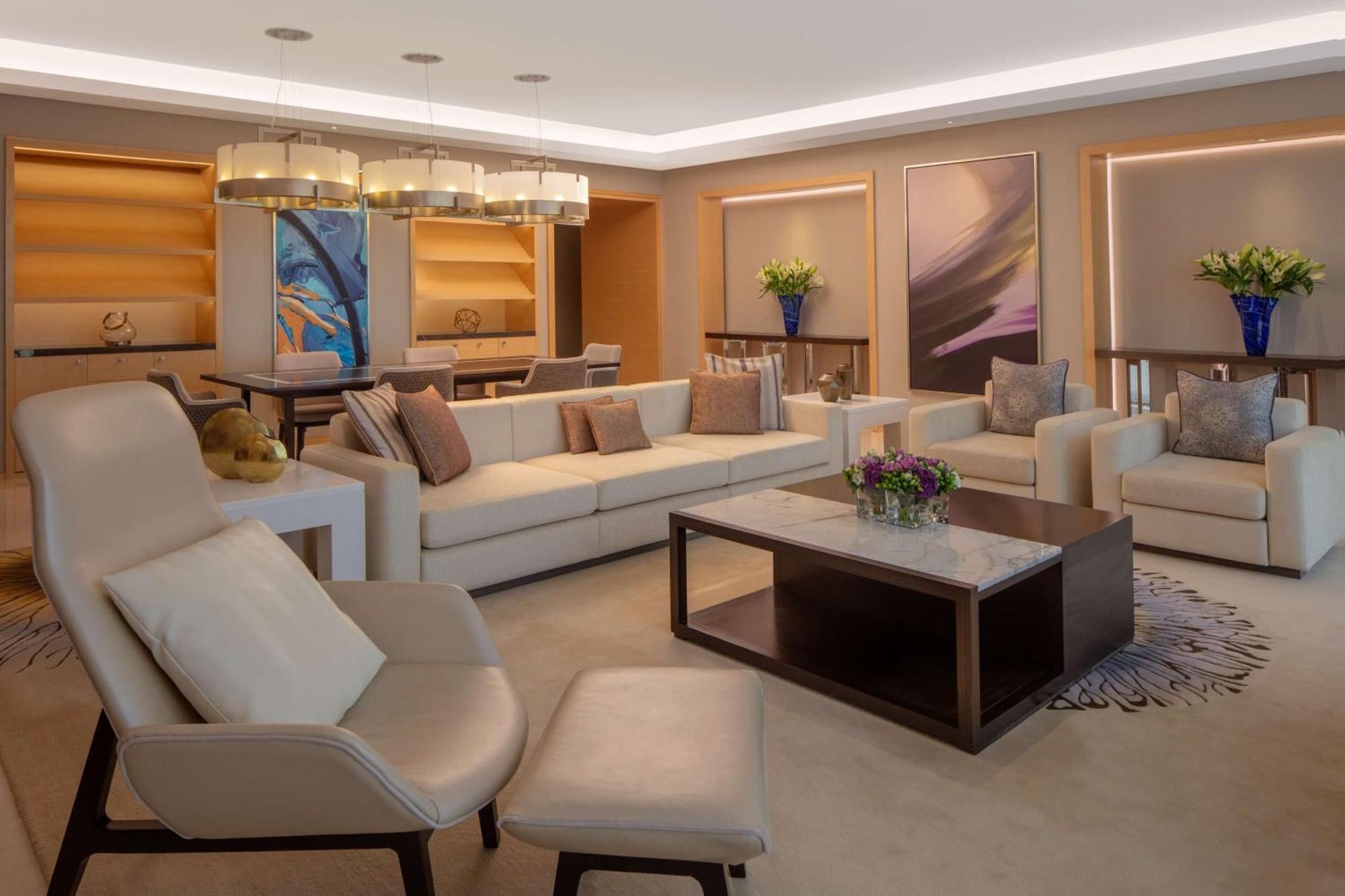 فندق حياة ريجنسي الرياض العليا المظهر الخارجي الصورة The living room of a three-bedroom suite