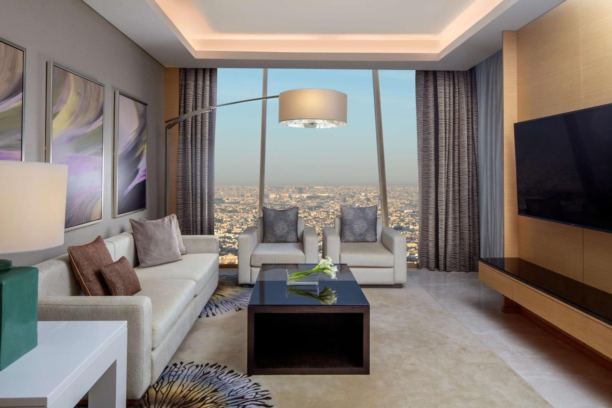 فندق حياة ريجنسي الرياض العليا المظهر الخارجي الصورة A living room in a typical apartment