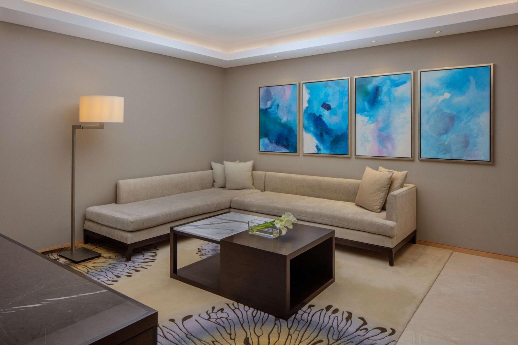 فندق حياة ريجنسي الرياض العليا المظهر الخارجي الصورة A living room at the Ritz-Carlton, DIFC