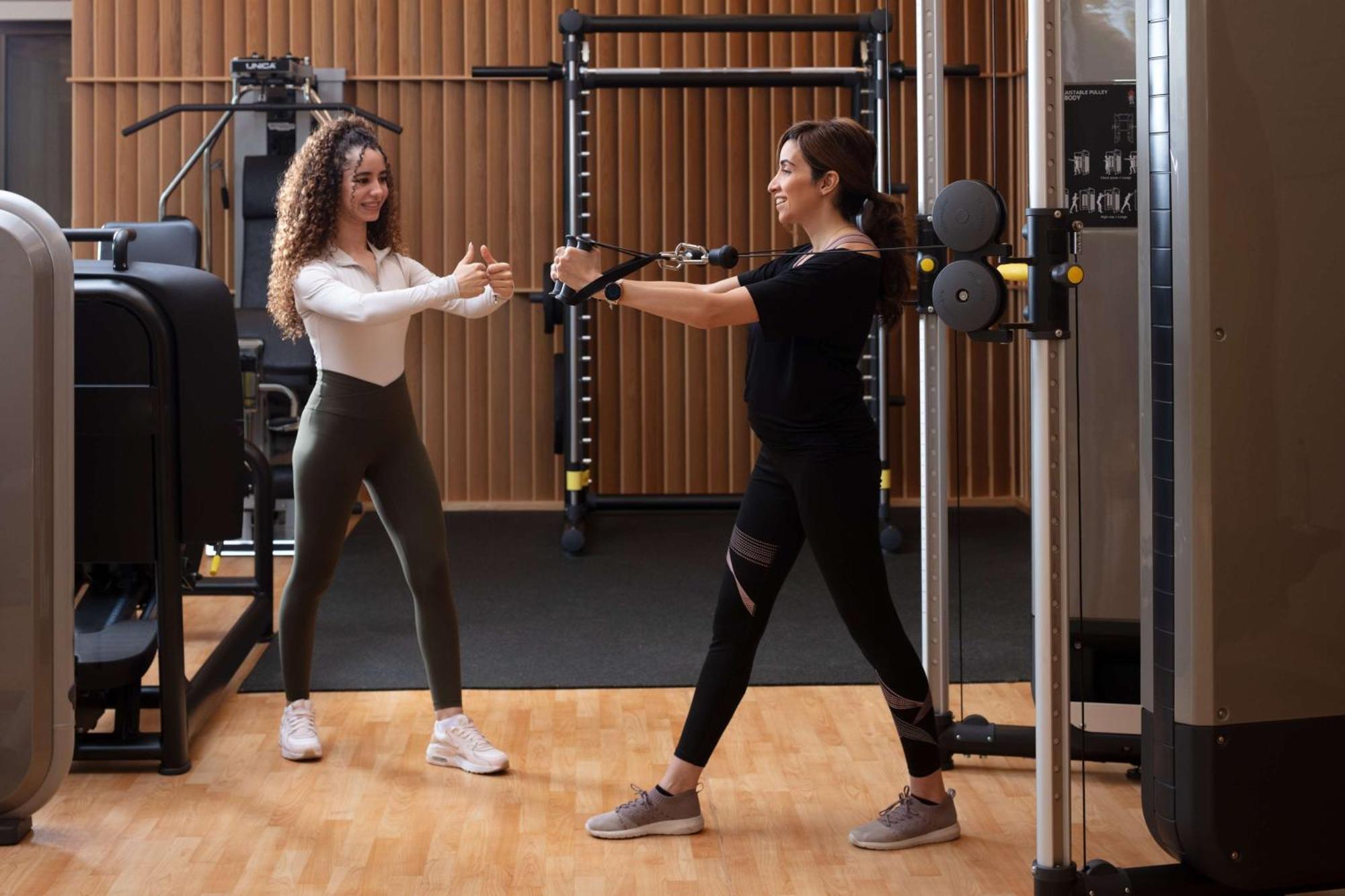 فندق حياة ريجنسي الرياض العليا المظهر الخارجي الصورة Personal trainer working with a female client