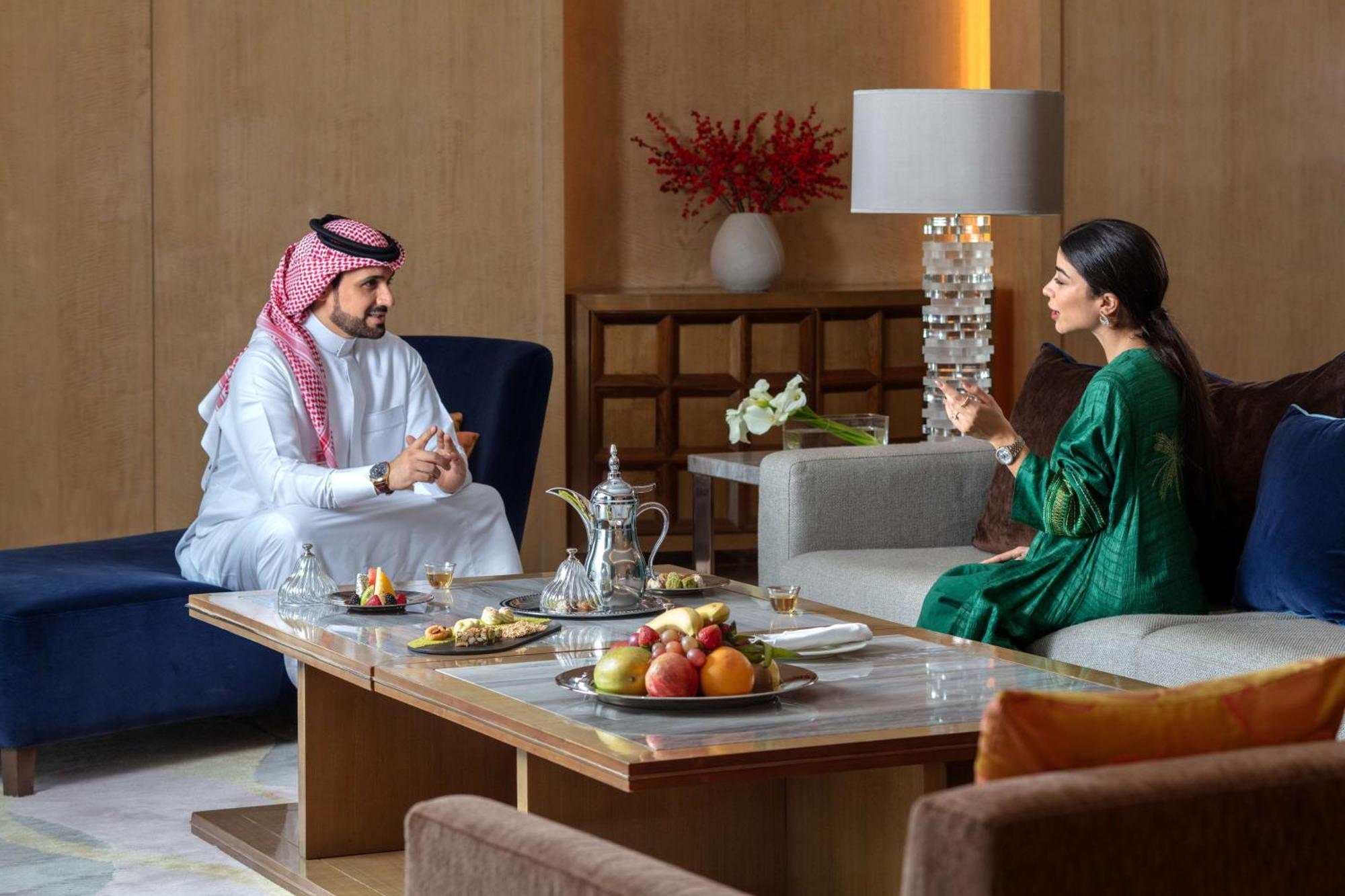 فندق حياة ريجنسي الرياض العليا المظهر الخارجي الصورة A Saudi Arabian man and woman in traditional dress
