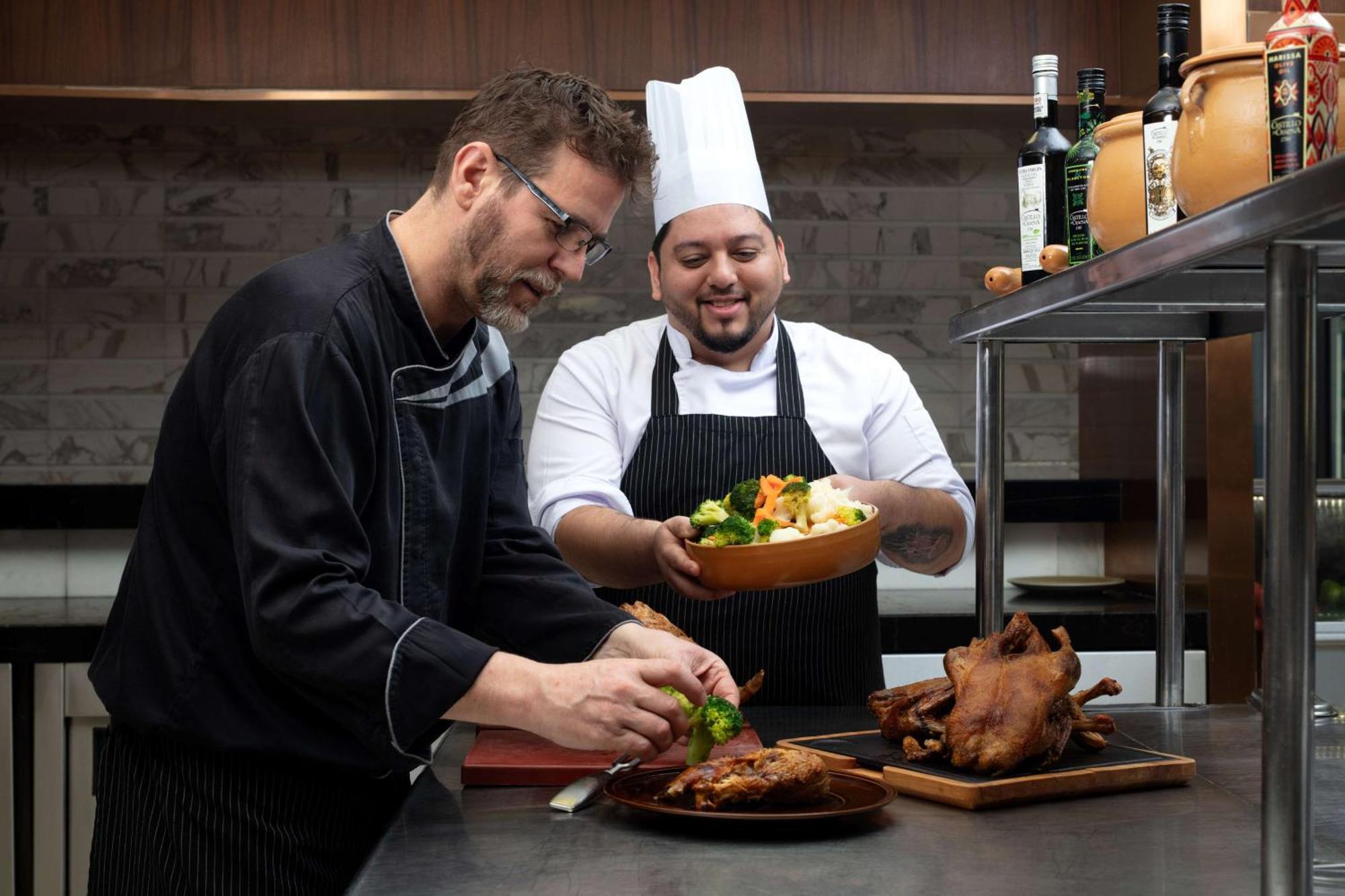 فندق حياة ريجنسي الرياض العليا المظهر الخارجي الصورة Chef de cuisine (left) and sous-chef (right)