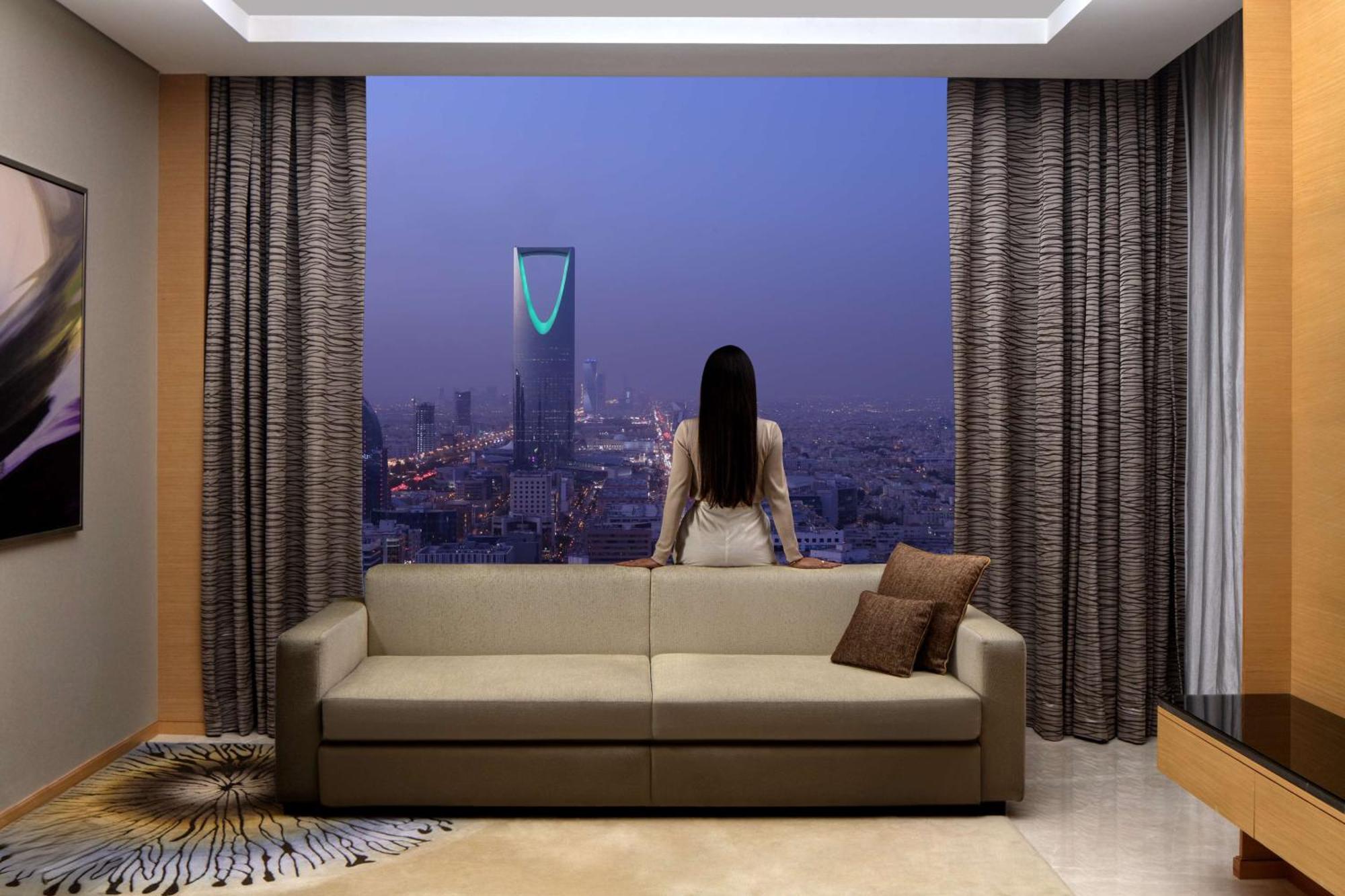 فندق حياة ريجنسي الرياض العليا المظهر الخارجي الصورة A view of the Kingdom Centre from a suite