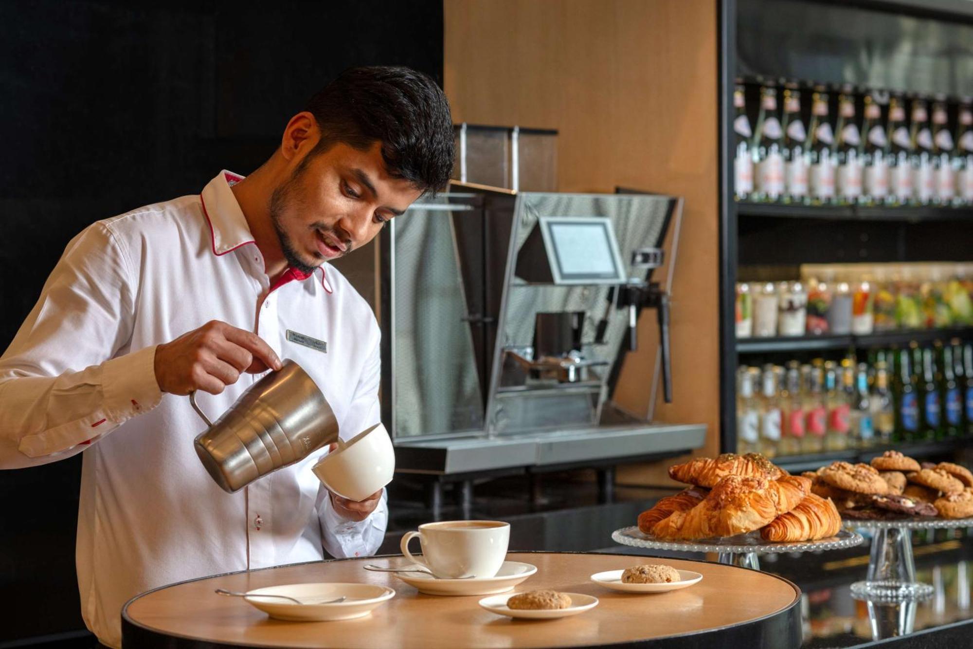 فندق حياة ريجنسي الرياض العليا المظهر الخارجي الصورة A barista at work