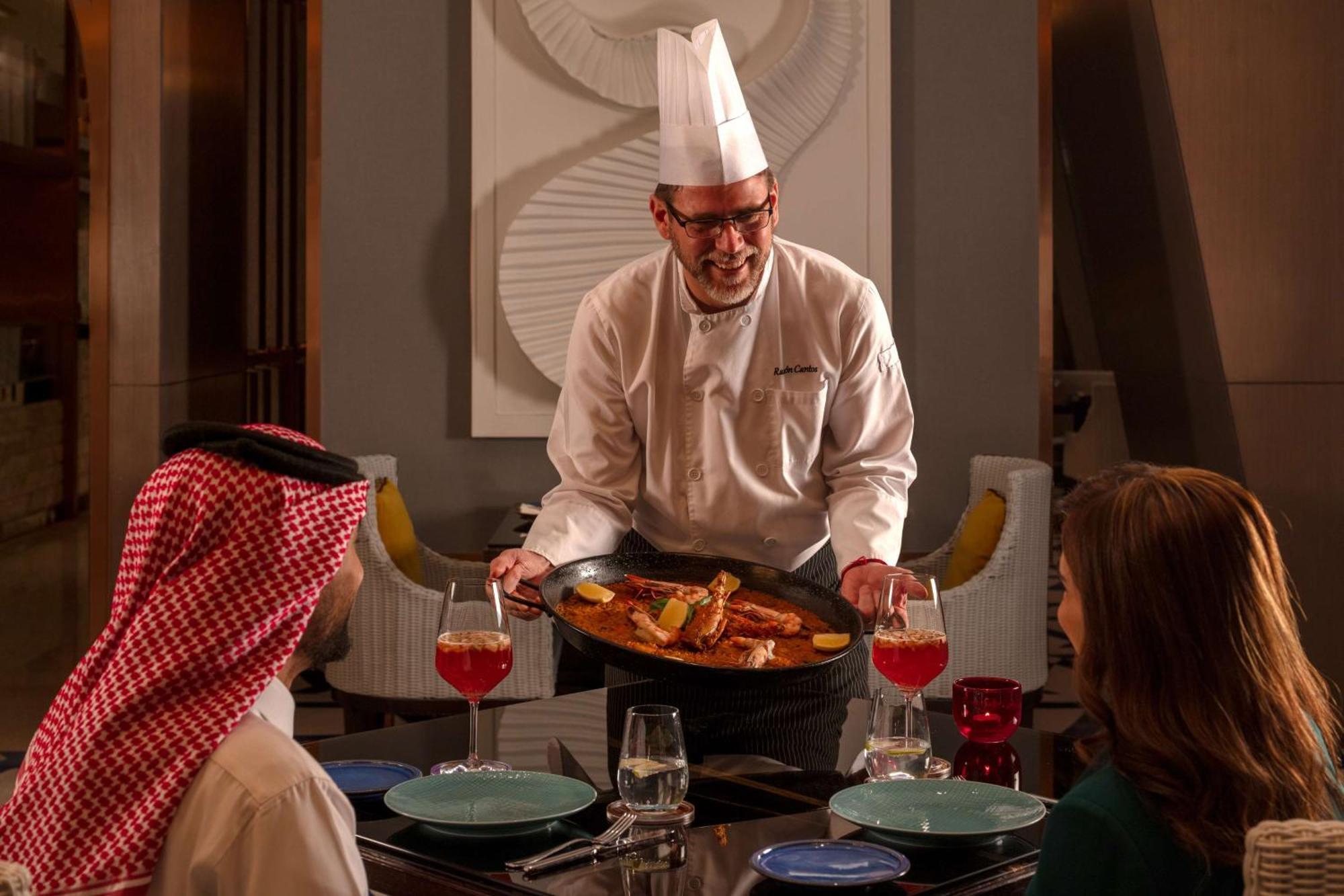 فندق حياة ريجنسي الرياض العليا المظهر الخارجي الصورة A chef serving food