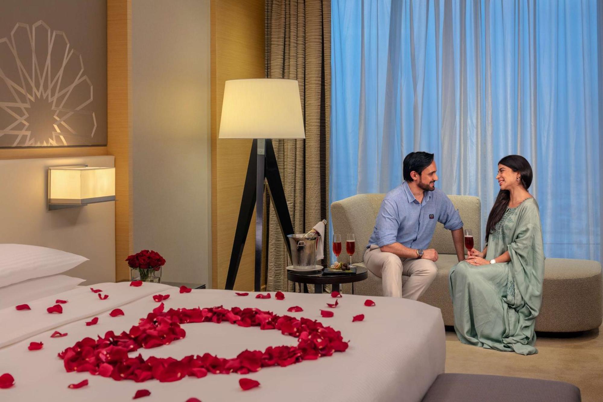 فندق حياة ريجنسي الرياض العليا المظهر الخارجي الصورة A couple in a hotel room