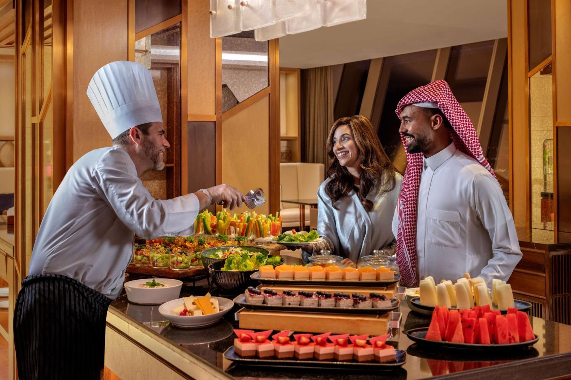 فندق حياة ريجنسي الرياض العليا المظهر الخارجي الصورة A buffet at a hotel