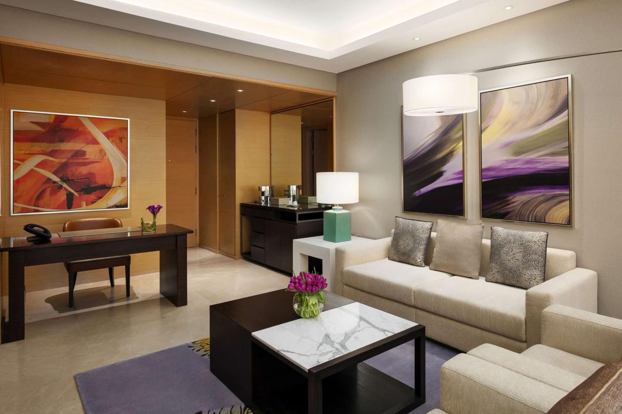 فندق حياة ريجنسي الرياض العليا المظهر الخارجي الصورة A living room in a suite at the Ritz-Carlton, Dubai