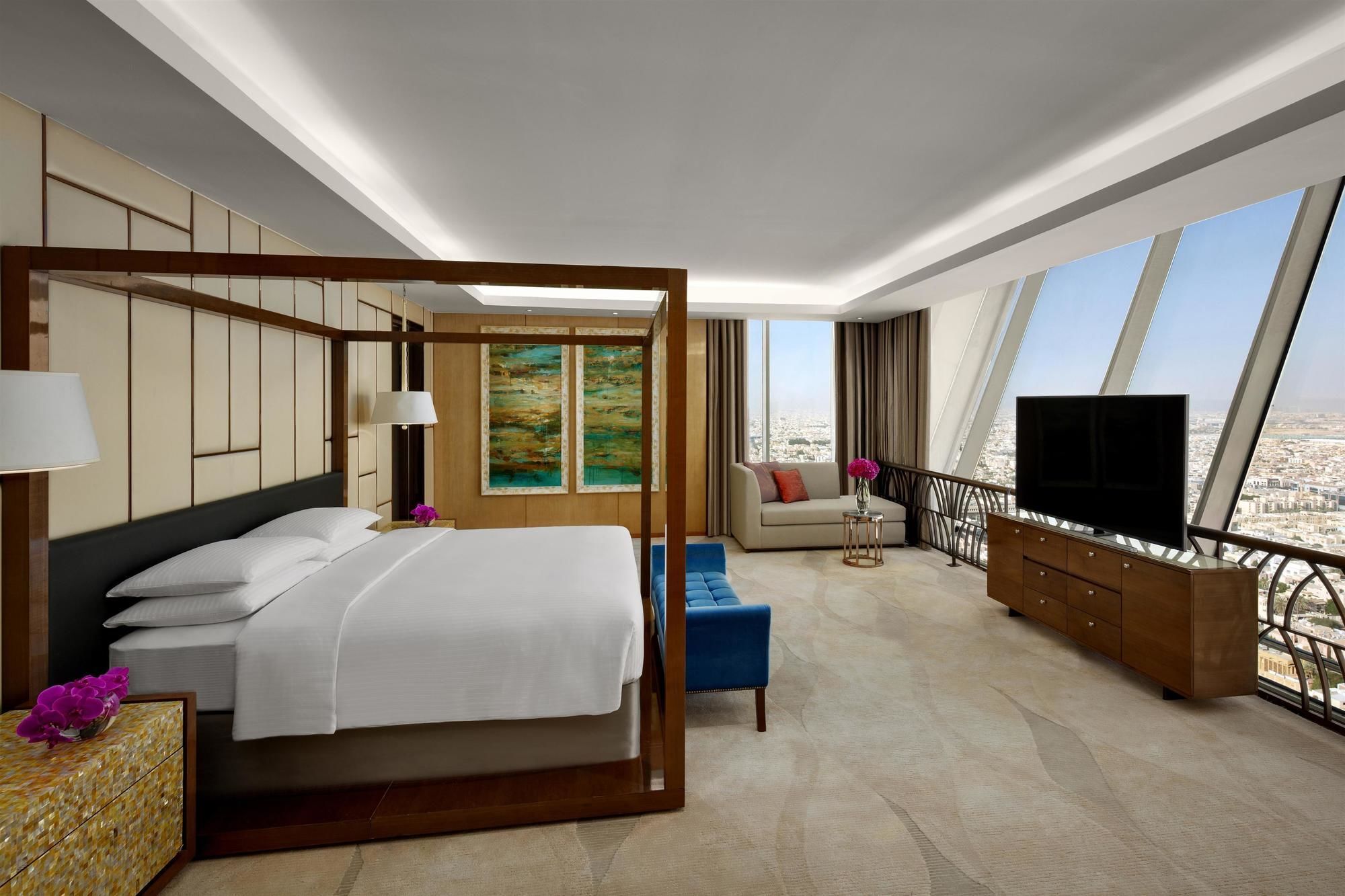 فندق حياة ريجنسي الرياض العليا المظهر الخارجي الصورة A bedroom at the Ritz-Carlton, Riyadh